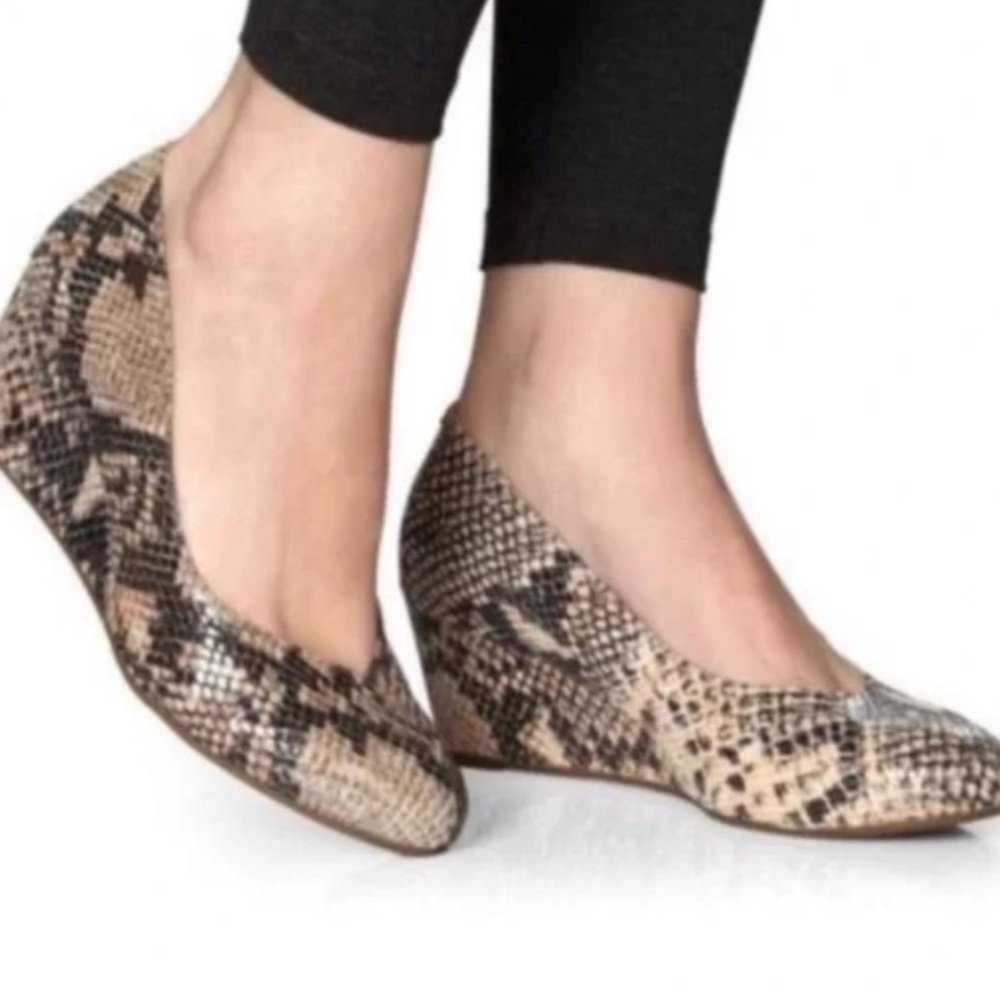 NWOT Vionic Antonia Natural Snake Leather Wedges Shoes
Sz 6